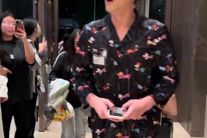 郭艾倫參加綜藝節(jié)目錄制 怎么還穿上睡衣了呢